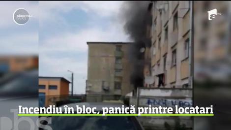 Incendiu violent într-un bloc din Hunedoara. Speriaţi de fumul gros, mulţi locatari au sărit de la geamuri