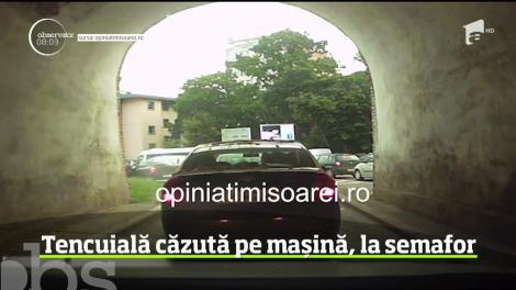 Tencuială căzută pe mașină, la un semafor din Timişoara