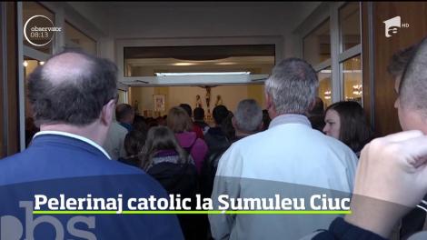 Pelerinaj catolic la statuia cu puteri făcătoare de minuni din Şumuleu Ciuc