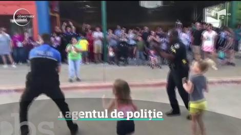 Un poliţist din Dallas le-a explicat copiilor regulile de bună purtare în paşi de dans!
