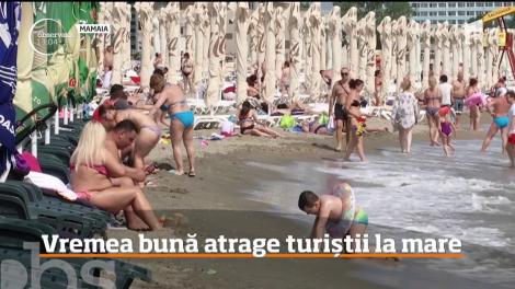 Vremea bună atrage turiștii la mare