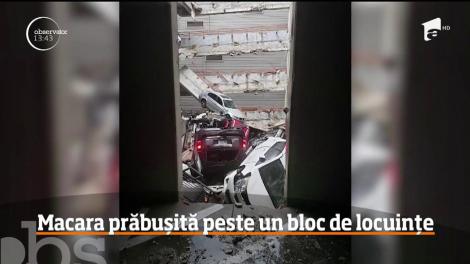 Momentul în care o macara uriașă se prăbușește peste un bloc de locuințe, împinsă de rafalele de vânt, într-un oraș din SUA - Video