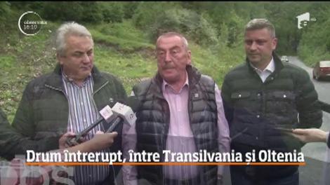 Drumul care face legătura dintre Oltenia şi Transilvania a fost asfaltat doar pe jumătate, pentru că autorităţile din Gorj nu s-au achitat de obligaţie