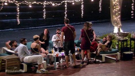 Scene senzuale la Minitel. Sărut în trei la resortul fetelor. Cine sunt cele două fete care au acceptat să-i ofere un moment de neuitat ispitei Andi