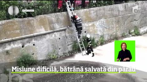 Acţiune de salvare dificilă în Neamţ. Pompierii au fost chemaţi să scoată din albia unui pârâu o bătrână de 70 de ani