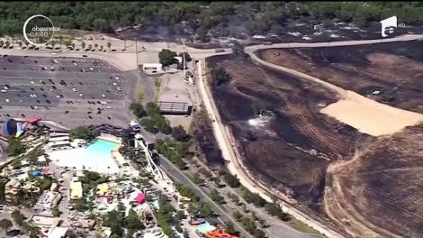 Două parcuri de distracţii din California au fost evacuate din cauza unui puternic incendiu de vegetaţie declanşat în apropiere