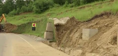 Se lucrează pe o parte, se dărmână pe cealaltă! Zidul de sprijin al celei mai scumpe centuri ocolitoare din România o ia la vale