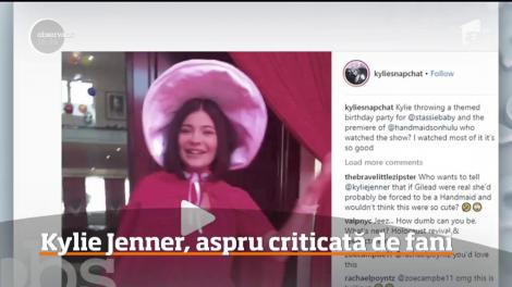 Kylie Jenner este în centrul unui scandal uriaş! Vedeta a fost aspru criticată după ce a organizat o petrecere cu tematica Povestea Slujitoarei în cinstea unei prietene