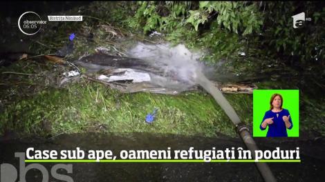 Vremea rea a lovit din nou România. În Curtea de Argeş, vântul a smuls acoperişuri, iar ploaia cu gheaţă a inundat străzile