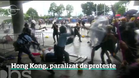 Hong Kong, paralizat de proteste. Zeci de mii de protestatari se luptă, de aproape o săptămână, cu forţele de ordine