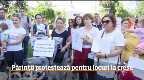 Aglomeraţia din creşele şi grădiniţele de stat scoate părinţii în stradă! La Iaşi, zeci de oameni s-au strâns în faţa primăriei