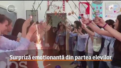 Elevii unui liceu din Vâlcea, surpriză emoţionantă pentru diriginta lor