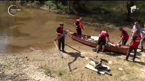 Apele râului Arieş, curățate de elevi