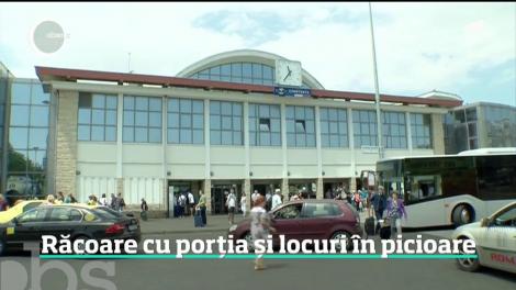 Drumul cu trenul spre mare, aglomerat peste măsură. Turiştii au primit aer condiţionat cu porţia şi au stat pe scaune de plajă