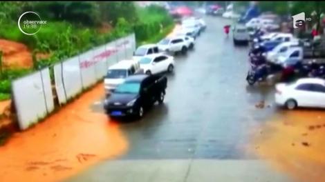 Alunecare de teren, de proporţii catastrofale, filmată în China