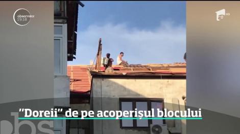 Doreii de pe acoperișul blocului. Mai mulţi muncitori din Zalău scapă de moloz într-un mod periculos