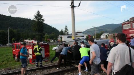 Accident devastator la intrarea în Câmpulung Moldovenesc. Șoferul unui bolid, lovit în plin de tren şi târât peste 100 de metri pe şine