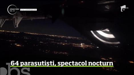 Un nou record. 64 de parașutiști, spectacol nocturn deasupra unui deşert din Arizona, Statele Unite