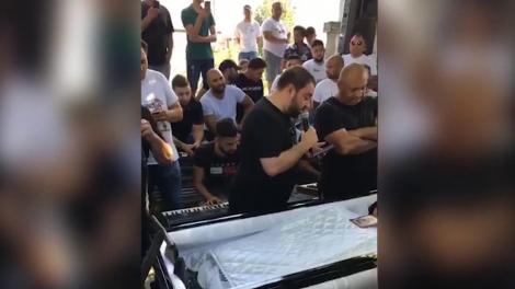 Video. Florin Salam cântă la căpătâiul unui mort și ia mii de euro pe dedicații: „Să facem această melodie pentru răposatul”