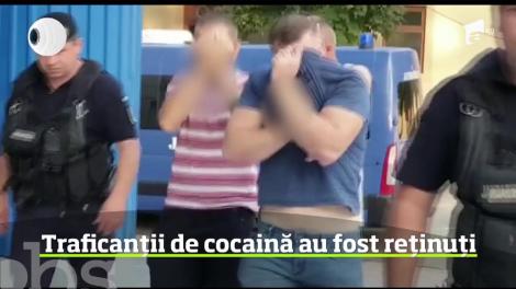 Traficanții prinşi în timp ce încercau să vândă un kilogram de cocaină, reținuți