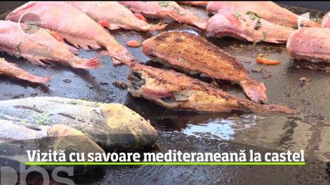 Turiștii care au ajuns la Castelul Corvinilor din Hunedoara, întâmpinați cu fructe de mare şi preparate de peşte