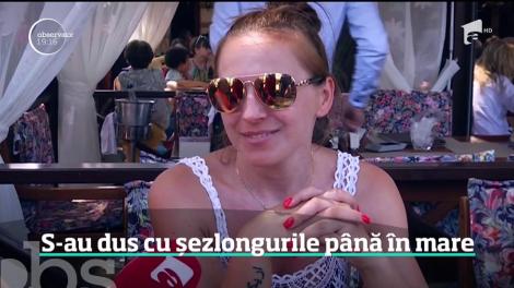 Litoralul e plin şi nimeni nu mai ţine cont de nicio regulă. Turiştii s-au revărsat în mare cu tot cu şezlonguri şi saltele