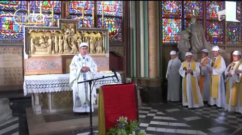 Preoții, cu căști de protecție la prima slujbă din Catedrala Notre Dame