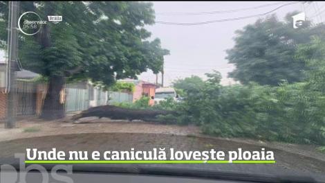 Unde nu este caniculă lovește ploaia. În Brăila străzile au fost inundate, iar Piteşti apa a blocat cu pietriș o intersecţie