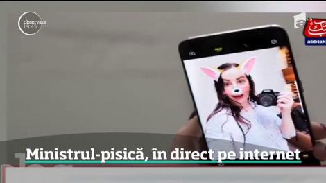 Un ministru din Pakistan s-a făcut de râs pe internet. A apărut cu urechi şi mustăţi de pisică, într-o conferinţă transmisă live