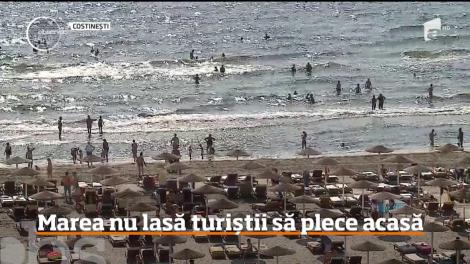 Marea nu lasă turiștii să plece acasă