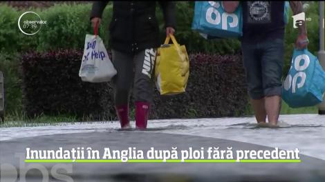 Sute de case au fost evacuate din cauza inundaţiilor într-un orăşel din Anglia, după câteva zile de ploi neobişnuit de abundente