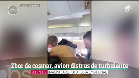 Momente cumplite filmate într-un avion plin cu pasageri