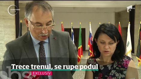 Imaginile groazei au fost filmate pe un pod CFR. O echipă Observator a surprins cum traverse din lemn se rup bucată cu bucată, şubururile se mişcă, iar structura de fier este ruginită