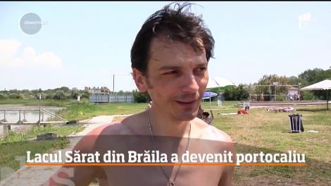 Lacul Sărat din Brăila a devenit portocaliu