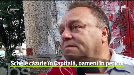 Pericol uriaş în Capitală! Două schele s-au desprins de pe faţadele clădirilor şi au căzut în urma unei furtuni violente