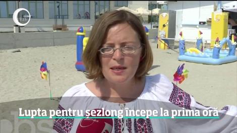 Pe un litoral sufocat de aproape 100 de mii de turişti, lupta pentru şezlonguri este aprigă