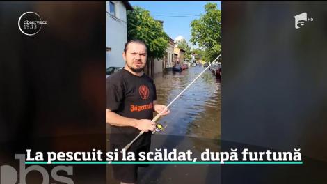 Ploaia a fost motiv de bucurie pentru nişte copii din Capitală. Aceştia s-au scăldat în apa care avea aproape 30 de centimetri ca pe ştrand