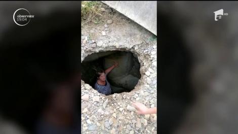 Accident bizar, în Botoșani! O femeie a fost înghițită de o groapă ce s-a format brusc în asfalt