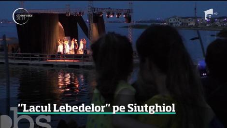 Imagini spectaculoase vin din Constanţa. Pe apă, pe o scenă plutitoare, s-a jucat cel mai cunoscut spectacol de balet - Lacul Lebedelor