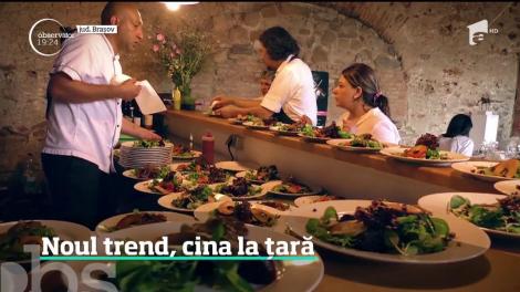 Sătui de agitaţia urbană, românii se întorc la viaţa simplă de la sat. Îşi petrec weekendurile printre localnici și mănâncă preparate tradiţionale gătite de ei