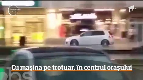 Video. Un şofer din Bacău a intrat cu maşina pe trotuar pentru a ajunge mai uşor într-un supermarket