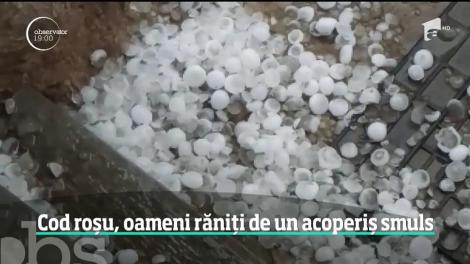 În cea mai fierbinte zi din an, furtunile violente au făcut victime. Un acoperiş smuls de vântul puternic s-a prăbuşit peste două persoane