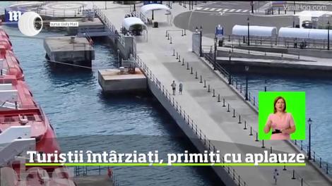 Trei turişti care au intarziat şi după care aştepta toată lumea, au fost primiţi cu aplauze şi fluierături, când, în sfârşit, şi-au făcut apariţia