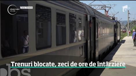 Zeci de ore de întârziere au acumulat trenurile pline cu sute de pasageri, după ce copacii rupţi de vijelie au blocat şinele