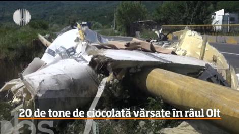 Un camion ce transporta 20 de tone de ciocolată a plonjat în albia râului Olt. Șoferul s-a salvat în ultimul moment