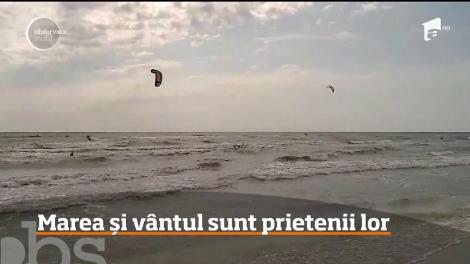 Un echipament special şi mult curaj, tot ce au nevoie iubitorii de kitesurfing