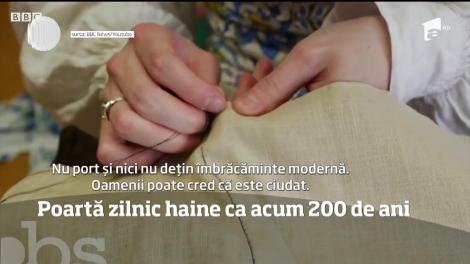 Un tânăr din Marea Britanie poartă zilnic haine ca acum 200 de ani