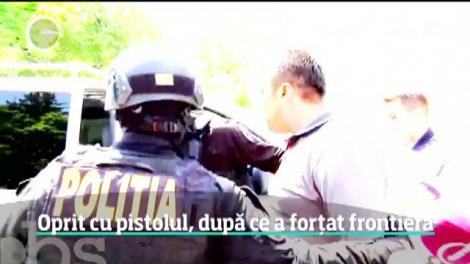Cursă nebună pe autostradă, încheiată în focuri de armă. Un bărbat a forțat intrarea în țară, la Nădlac, și a fugit de polițiști
