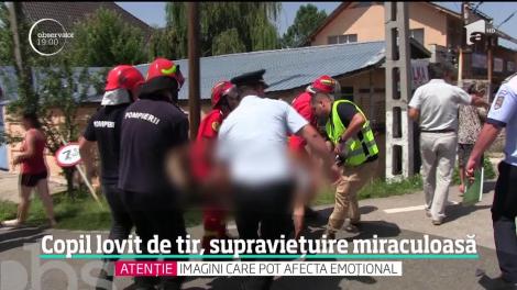 O fetiţă lăsată singură în maşină, pe marginea drumului, a supravieţuit miraculos după ce un TIR a intrat cu viteză în ea!
