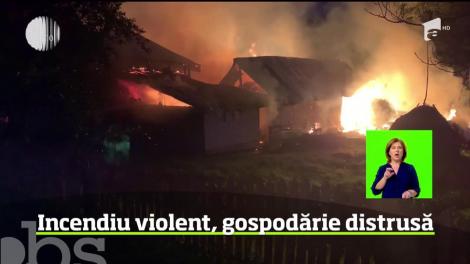 Incendiu violent în Cacica, judeţul Suceava. O gospodărie a luat foc